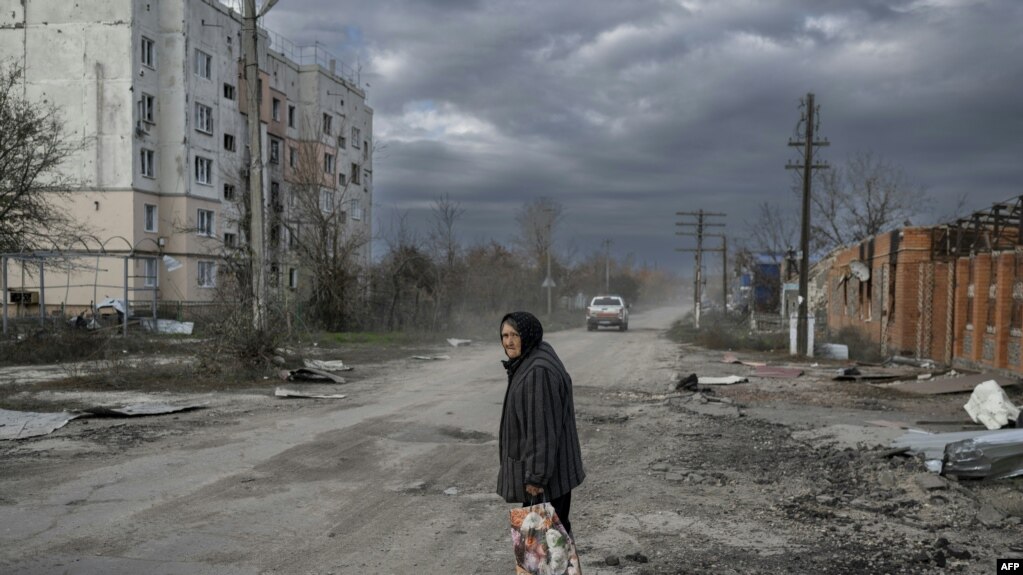 一名老年妇女在乌克兰赫尔松地区行走（2022年11月3日）(photo:VOA)