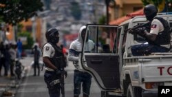 La Policía Nacional inspecciona a un peatón en Puerto Príncipe, Haití, el martes 25 de octubre de 2022, tras más de un mes de fuertes protestas por la cancelación del subsidio al precio de los combustibles por parte del gobierno.