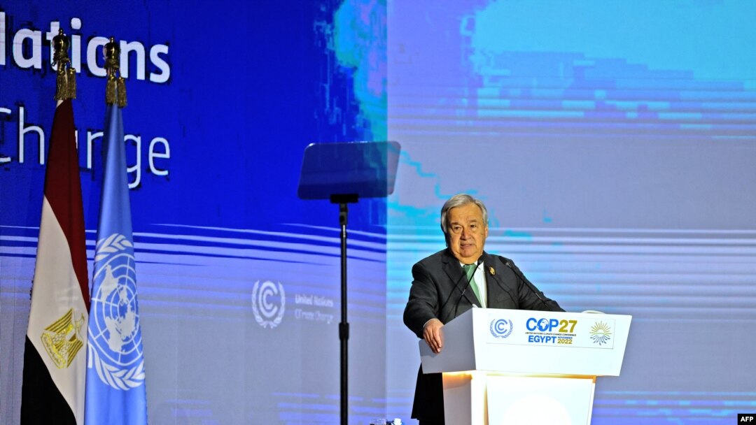 El secretario general de las Naciones Unidas, Antonio Guterres, pronuncia un discurso en la cumbre de líderes de la conferencia climática COP27 en el Centro Internacional de Convenciones de Sharm el-Sheikh, en Egipto, el 7 de noviembre de 2022.