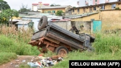 Une camionnette appartenant aux Forces Armées Guinéennes victime d'un accident dans le quartier central de Kaloum à Conakry le 5 septembre 2021. (photo d'archives)