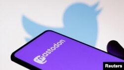 Logo Twitter dan Mastodon terlihat dalam ilustrasi yang diambil pada 7 November 2022. (Foto: REUTERS/Dado Ruvic)