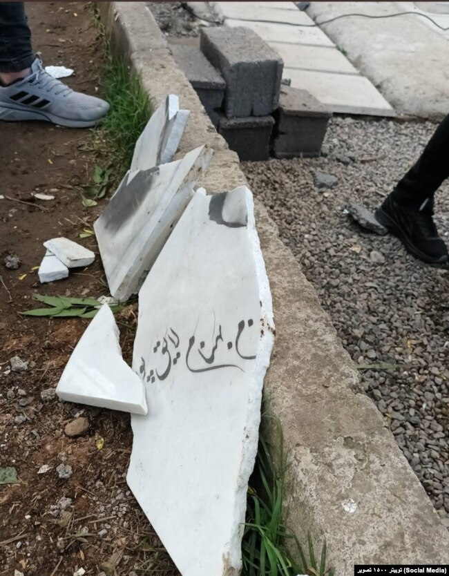 اعتراضات سراسری ایران، سنگ مزار شکسته شده بهنام لایق‌پور در رشت، شنبه ۱۴ آبان ۱۴۰۱