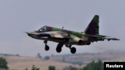 Mpepo ya bitumba Sukhoi-25 ya Macédoine ezali kokita na Macédoine, 23 juin 2001.