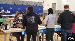 La jornada electoral en Arlington, Virginia, ha transcurrido con picos de votantes durante primeras horas. (Foto VOA / Tomás Guevara)