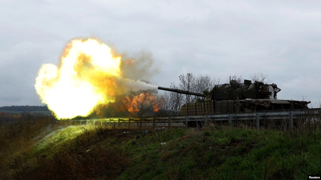 Các binh sĩ Ukraine bắn một phát đạn vào chiến tuyến từ một chiếc xe tăng T80 chiếm được từ quân Nga trong trận chiến ở Trostyanets vào tháng 3, khi cuộc xâm lược của Nga vào Ukraine tiếp tục, ở vùng Donbas phía đông Bakhmut, Ukraine, ngày 4 tháng 11 năm 2022.