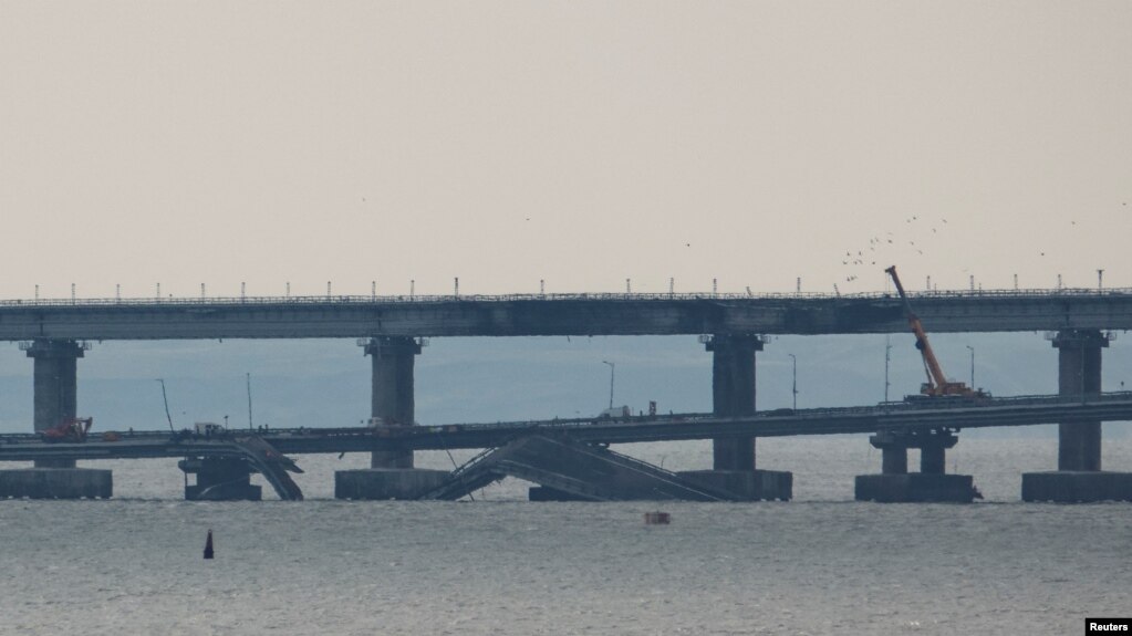 资料照片：视图显示刻赤海峡中因爆炸而受损的克里米亚大桥的一部分。（2022年10月17日）(photo:VOA)