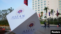 동남아시아국가연합(ASEAN·아세안) 정상회의가 열리는 캄보디아 프놈펜 소카호텔 밖에 설치된 구조물 (자료사진)