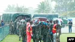 Des soldats portent le cercueil d'une victime, après qu'un avion de ligne a plongé dans le lac Victoria, au stade Kaitaba de Bukoba le 7 novembre 2022.