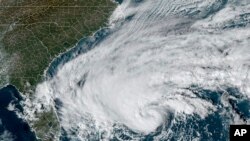Imaj satelit NOAA de tanpet twopikal Nicole, kap pwoche rejyon nodwes Bahamas ak kot Atlantik eta Florid, Madi 8 Nov. 2022. 