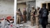 资料照片：在阿富汗喀布尔以东的贾拉拉巴德郊区，塔利班武装突袭“伊斯兰国”武装分子的一个疑似藏身点后检查了一所房子。当天，塔利班和“伊斯兰国”武装分子之间爆发了长达8小时的枪战。(2021年11月30日）