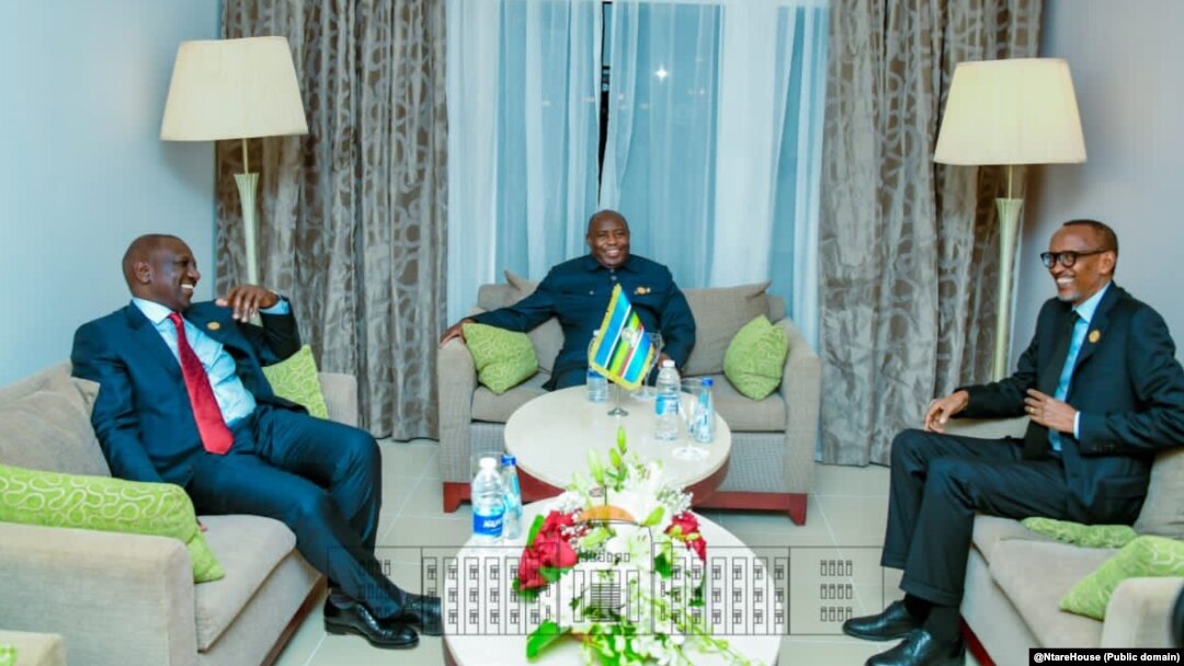 Uva ibubamfu uja iburyo: Prezida wa Kenya, uw'Uburundi, n'uw'u Rwanda. Aba bategetsi bahuriye muri Misiri, ahariko habera inama igira 27 yo kw'ihindagurika ry'ibihe 