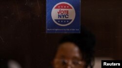 Un panneau Vote NYC est affiché dans un bureau de vote lors du vote anticipé dans un bureau de vote du quartier de Brooklyn à New York, États-Unis, le 29 octobre 2022.