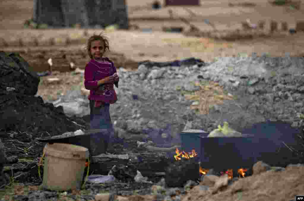 Сириско девојче во кампот Салах ал Банат за раселени луѓе во селата Рака во северна Сирија.