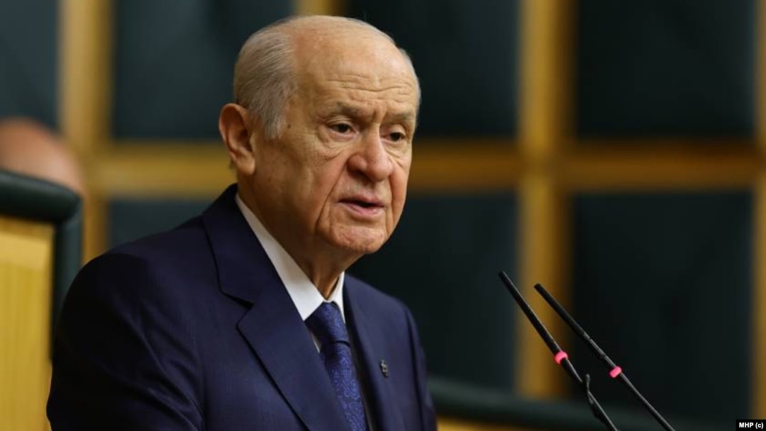 MHP lideri Bahçeli, "Türkiye’ye getirilirken, ‘her türlü hizmete hazırım’ diyen teröristbaşı, buyursun terörün bittiğini, örgütünün tasfiye edileceğini tek taraflı ilan etsin" dedi.