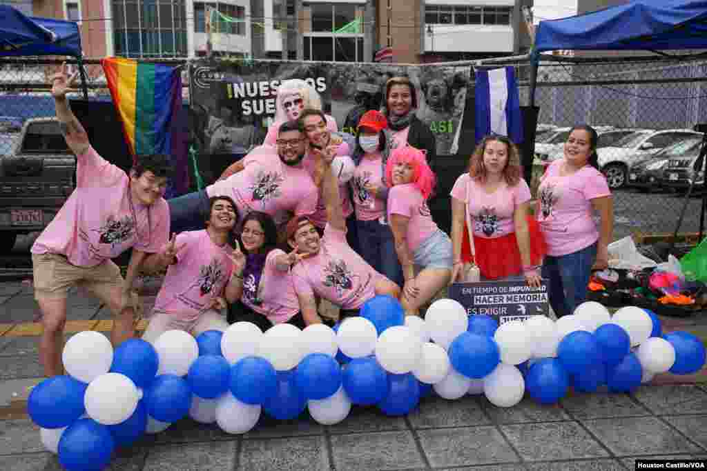 Los jóvenes exiliados en Costa Rica protestaron este domingo 6 de noviembre que se realizan las elecciones municipales en Nicaragua. Foto Houston Castillo, VOA