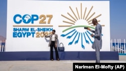 Des participants à l'entrée du centre où se tient le sommet de l'ONU sur le climat, dimanche 6 novembre 2022, à Sharm el-Sheikh, en Égypte.