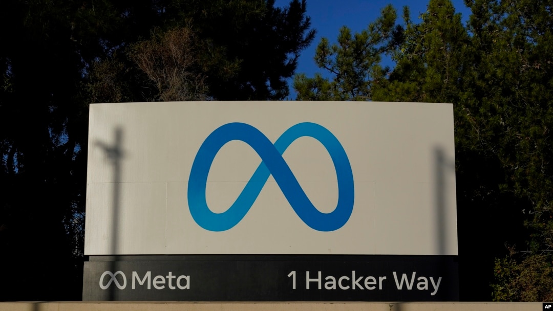 Logo Meta di papan nama kantor pusat perusahaan tersebut di Menlo Park, California, 9 November 2022. 