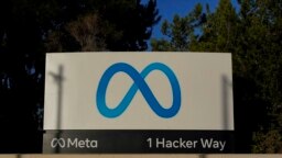 Logo Meta di papan nama kantor pusat perusahaan tersebut di Menlo Park, California, 9 November 2022. 