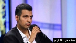 عادل فروسی‌پور مجری و گزارشگر برنامه‌های ورزشی، همزمان استاد دانشگاه صنعتی شریف است. 