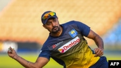 Danushka Gunathilaka dari Sri Lanka melempar bola saat sesi latihan di Stadion Kriket Internasional Pallekele di Kandy, 10 Juni 2022. (ISHARA S. KODIKARA / AFP)