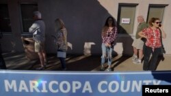 Los votantes esperan en fila para emitir sus votos en las elecciones de mitad de término en la ciudad de Cave Creek, en el condado de Maricopa, estado de Arizona, EEUU, el 8 de noviembre de 2022.