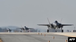 지난해 10월 '비질런트 스톰' 미한 연합공중훈련에 참가한 한국 공군 F-35A 전투기들이 군산 공항에서 이륙 대기하고 있다.