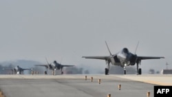 지난해 10월 '비질런트 스톰' 미한 연합공중훈련에 참가한 한국 공군 F-35A 전투기들이 군산 공항에서 이륙 대기하고 있다. (자료사진)