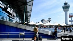 Bandara Schiphol di Amsterdam, Belanda, 16 Juni 2022. (REUTERS/Piroschka van de Wouw)