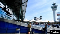 Bandara Schiphol di Amsterdam, Belanda, 16 Juni 2022. (Foto: REUTERS/Piroschka van de Wouw)