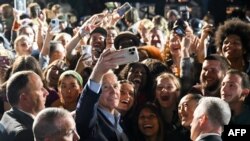 Presiden AS Joe Biden berfoto selfie bersama mahasiswa Sarah Lawrence College di Yonkers, New York dalam acara yang diadakan oleh Gubernur New York Kathy Hochul menjelang pemilu paruh waktu AS, Minggu (6/11).