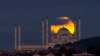 Bulan purnama tampak muncul di belakang masjid Camlica di kota Istanbul, Turki, Selasa 8 November 2022. (Foto: AP)&nbsp;