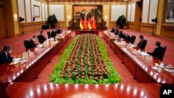 中国国家主席习近平与德国总理朔尔茨在北京人大会堂举行会谈。（2022年11月4日）