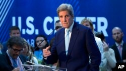 美国总统气候变化事务特使克里在沙姆沙伊赫举行的第27届联合国气候变化大会一场关于加速清洁能源的会议上发言。（2022年11月9日）