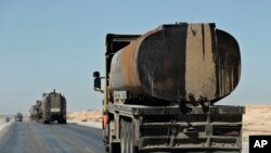 Ilustrasi - Konvoi truk minyak memindahkan bahan bakar yang diproduksi di daerah yang dikuasai Kurdi, di Provinsi Hassakeh, Suriah, 4 April 2018. (AP/Hussein Malla)