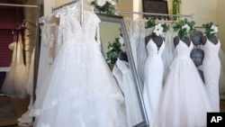 ARSIP - Gaun pengantin di toko pengantin di East Dundee, Illinois, 28 Februari 2020. (AP/Teresa Crawford, File)