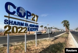 Tanda COP27 di jalan menuju area konferensi di resor Laut Merah Mesir di kota Sharm el-Sheikh di Sharm el-Sheikh, Mesir, 20 Oktober 2022. (Foto: REUTERS /Kata Sheasha)