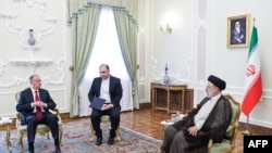 Зустріч президента Ірану Ебрахіма Раїсі (справа) з секретарем Ради безпеки Росії Миколою Патрушевим у Тегерані, 9 листопада 2022 року. (Фото: президентство Ірану/ AFP)