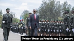 Rais wa Rwanda Paul Kagame akikagua gwaride la wanajeshi katika chuo cha mafunzo cha Gako, Novemba 4, 2022