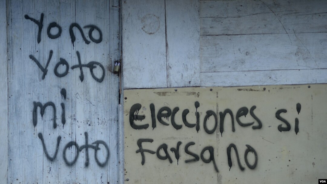 Imagen de un cartel tdonde se lee: "Yo no voto mi voto" "Elecciones sí farsa no". Tomada durante las elecciones municipales de 2017 en Nicaragua. [Foto de archivo]
