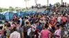 Venezolanos residentes del sector La Coromoto, parroquia Rafael Urdaneta del municipio José Antonio Páez, estado Apure, arriban a Arauquita, Departamento de Arauca, Colombia. Marzo 22, 2021. Foto: AFP.