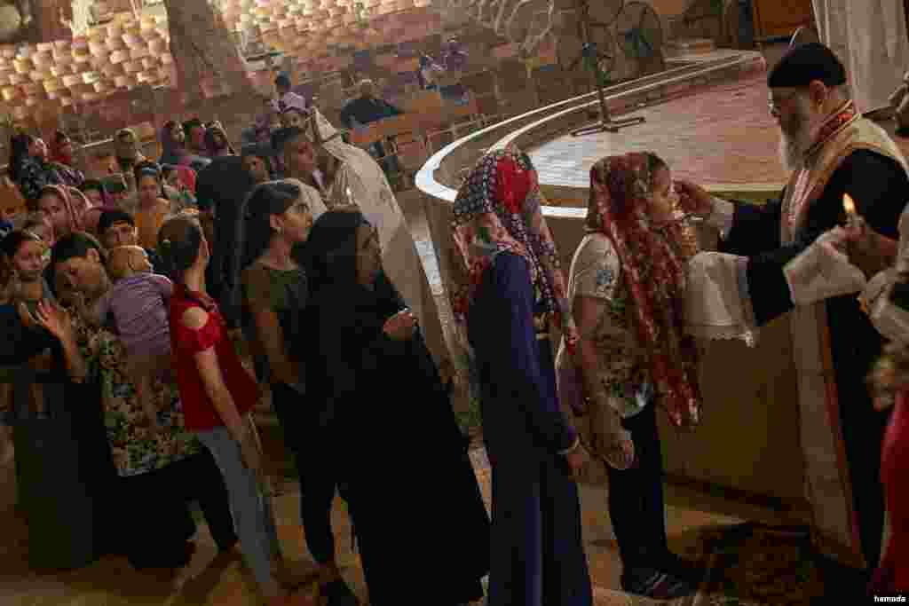  Egyptian Coptic Christian worshipers line up to participate in the holy sacrament, Aug. 30, 2020 in Cairo. (Hamada Elrasam/VOA)