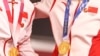Olympic: Vận động viên Trung Quốc đeo huy hiệu Mao Trạch Đông; ban tổ chức bối rối