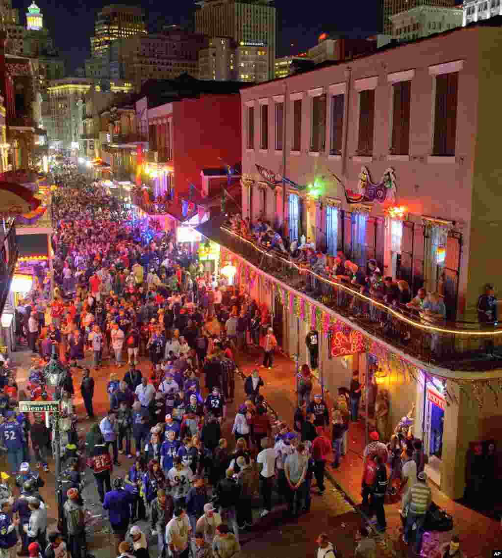 Seguidores del fútbol americano se congregaron en Bourbon Street, una de las calles más famosas de Nueva Orleans.