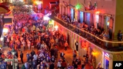 Seguidores del fútbol americano se congregaron en Bourbon Street. 