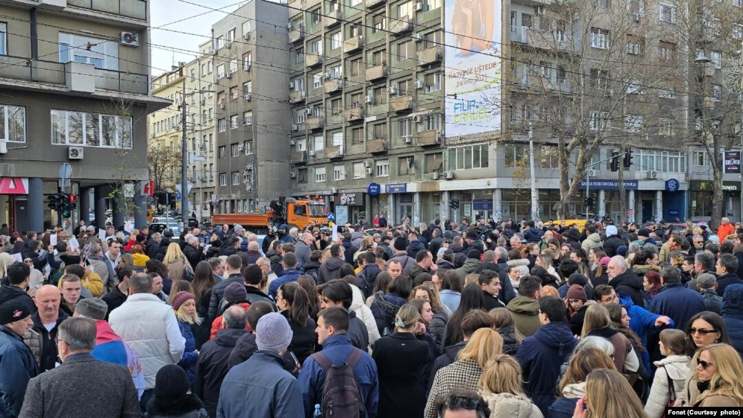 Studenti Pravnog fakulteta blokiralli su raskrsnicu Bulevara kralja Aleksandra i Beogradske ulice, gde su održali mirni protest za 15 žrtava tragedije u Novom Sadu (Fonet / marko Dragoslavić)