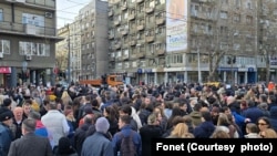 Studenti Pravnog fakulteta blokiralli su raskrsnicu Bulevara kralja Aleksandra i Beogradske ulice, gde su održali mirni protest za 15 žrtava tragedije u Novom Sadu (Fonet / marko Dragoslavić)