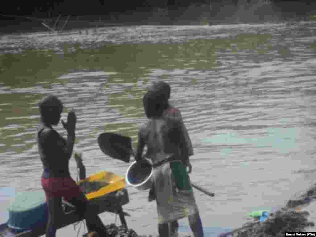 Les enfants sont à la recherche de l'or à Shabunda, en RDC, le 23 mars 2017. (VOA/Ernest Muhero)