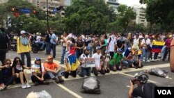 Venezolanos continuaron hoy las protestas contra el gobierno de Nicolás Maduro. Foto: Álvaro Algarra/VOA