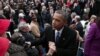 Presidente Barack Obama cumprimenta pessoas após discurso de tomada de posse no Capitólio