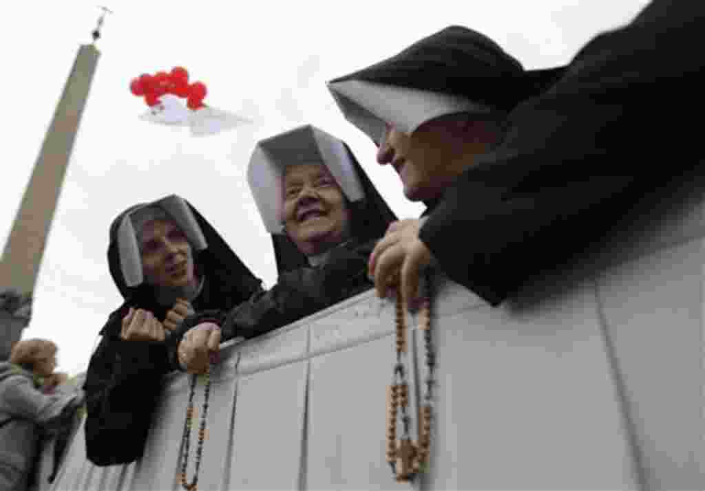 Un grupo de monjas espera la solemne celebración encabezada por el Papa Benedicto XVI.